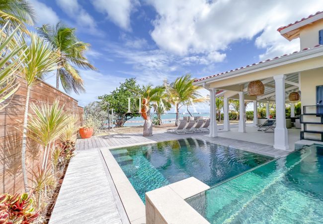 Infinity pool and sea view