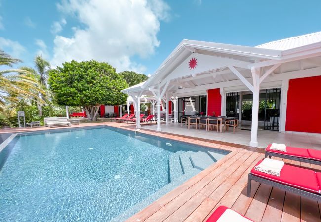 Infinity pool - Deckchair and outdoor lounge