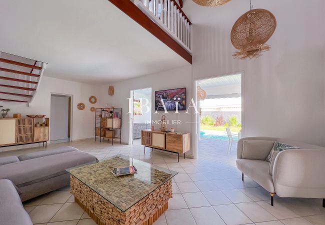 Pleasant living room open to the outside with high ceilings