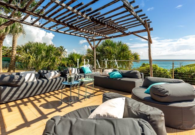 Outdoor lounge to relax with a view of the ocean and the pool