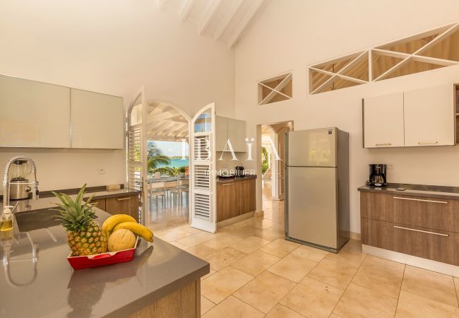 Large open plan kitchen, fully equipped and with large openings