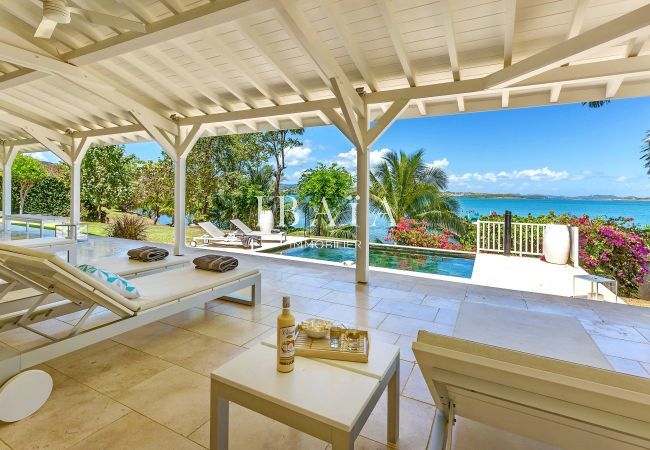 Incredible view of the sea and the pool from the terrace of the villa