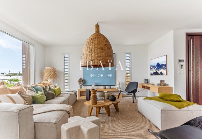 Finely decorated living room with original furniture