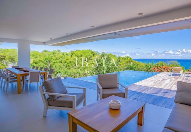 Large shaded terrace furnished with care and overlooking the pool and the ocean