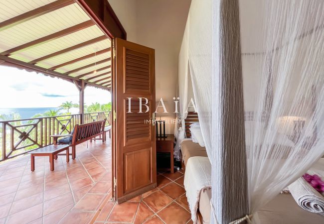 Large bedroom with direct access to the terrace