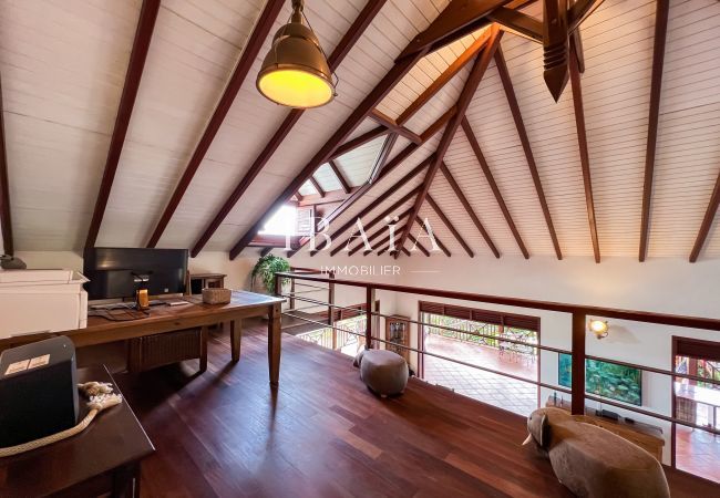 Office on the loggia with parquet floor and superb exposed framework