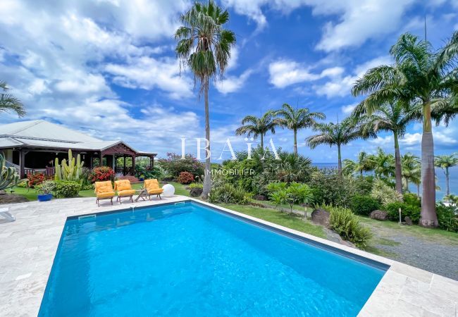 Superb view of the pool and the sea from the terrace of the villa Karumaya