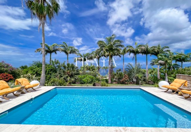 Superb view of the pool and the sea from the terrace of the villa Karumaya