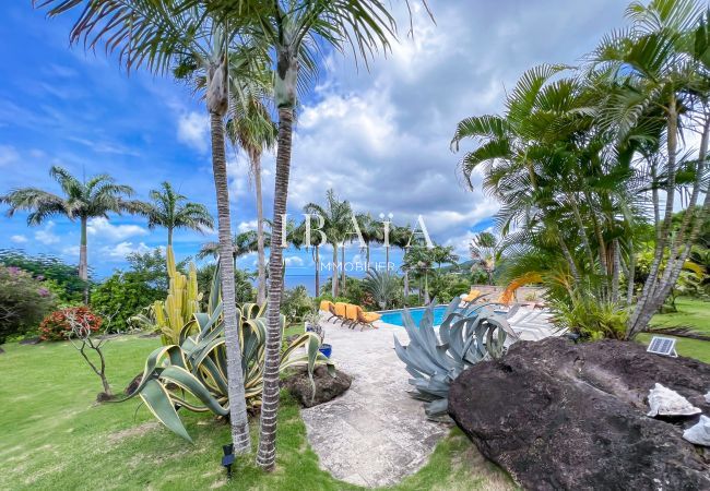 Superb view of the pool and the sea from the terrace of the villa Karumaya