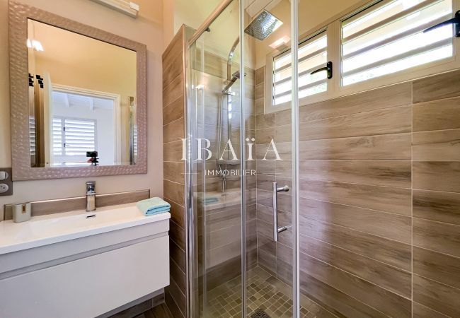 Bathroom with basin and walk-in shower