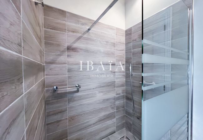 Bathroom with basin and walk-in shower