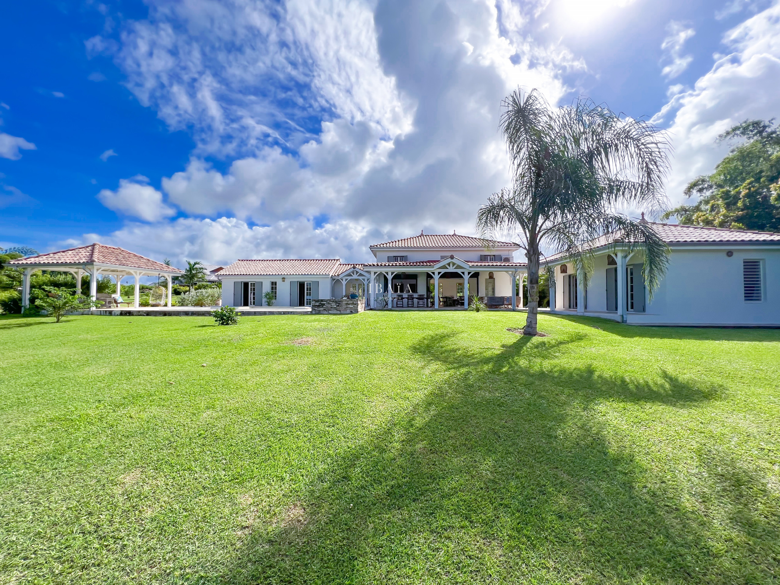 Large, well-maintained garden contributes to a quiet and private environment