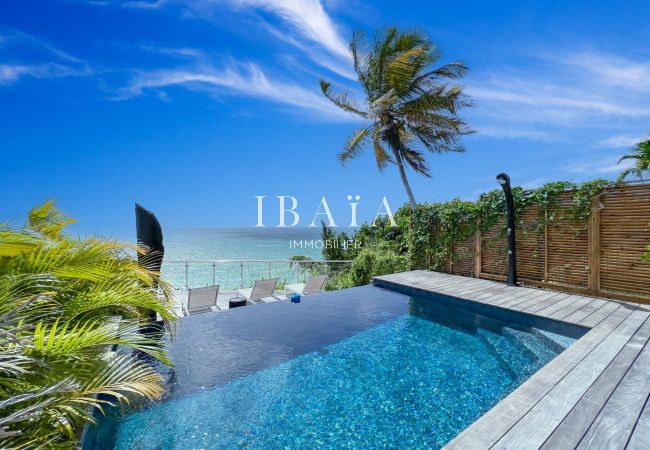 Great view of the ocean and pool from the terrace