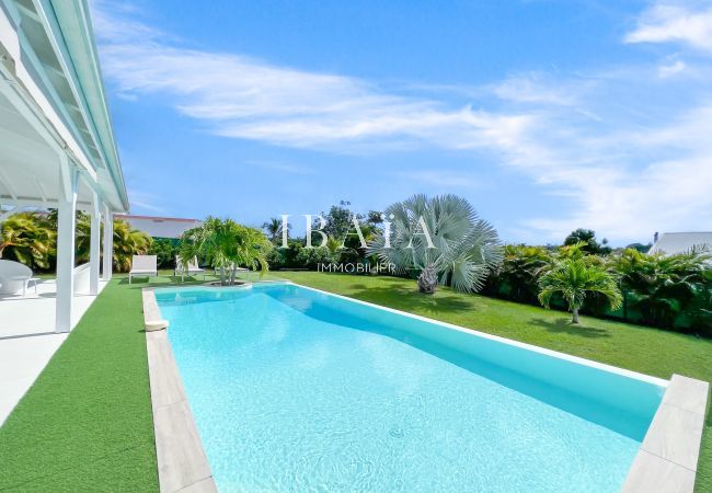 Beautiful infinity pool with unobstructed view and salt maintenance