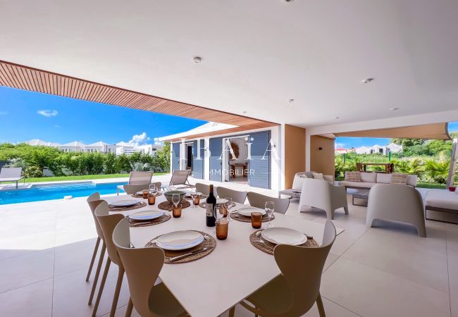 Villa's outdoor dining area