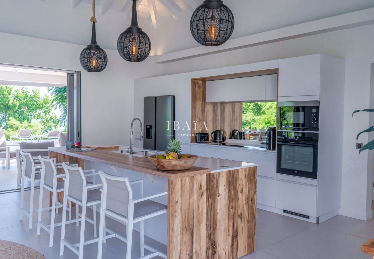 Central island and open plan kitchen