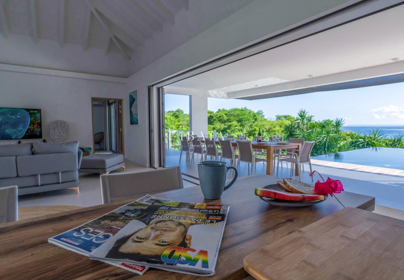 Wide opening to enjoy the view of the ocean and the pool