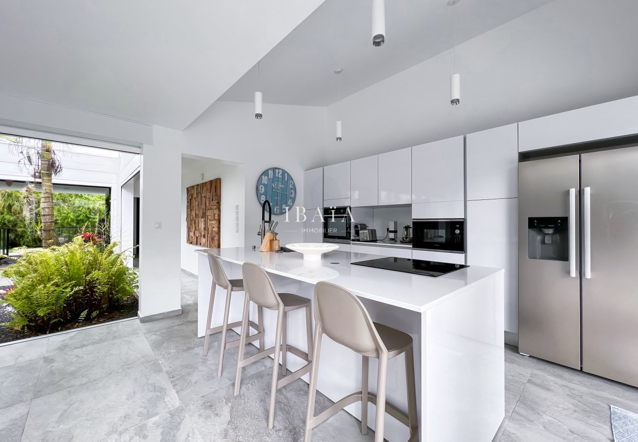 Large fully equipped American kitchen with central island and high chairs