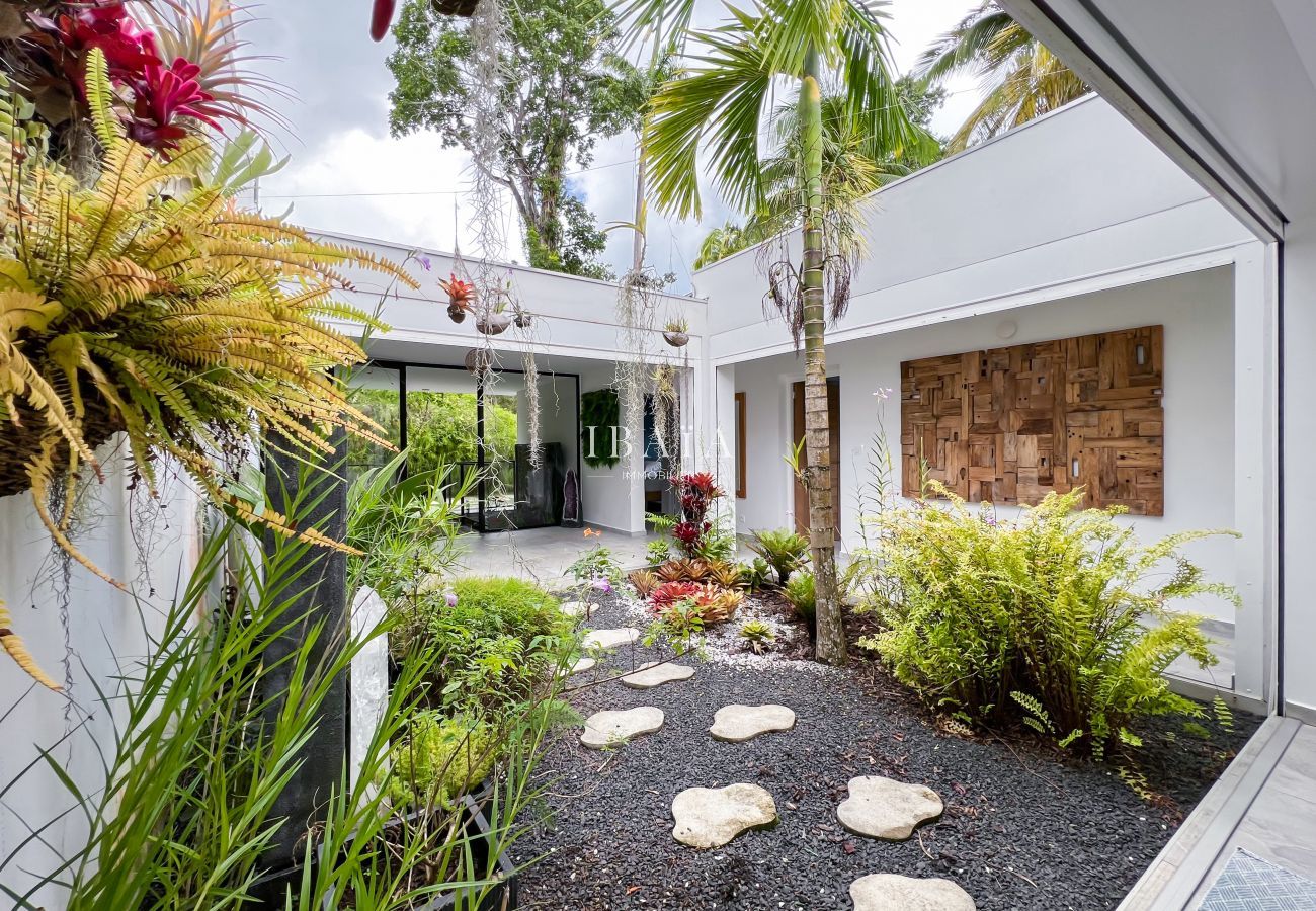 Carefully landscaped interior patio