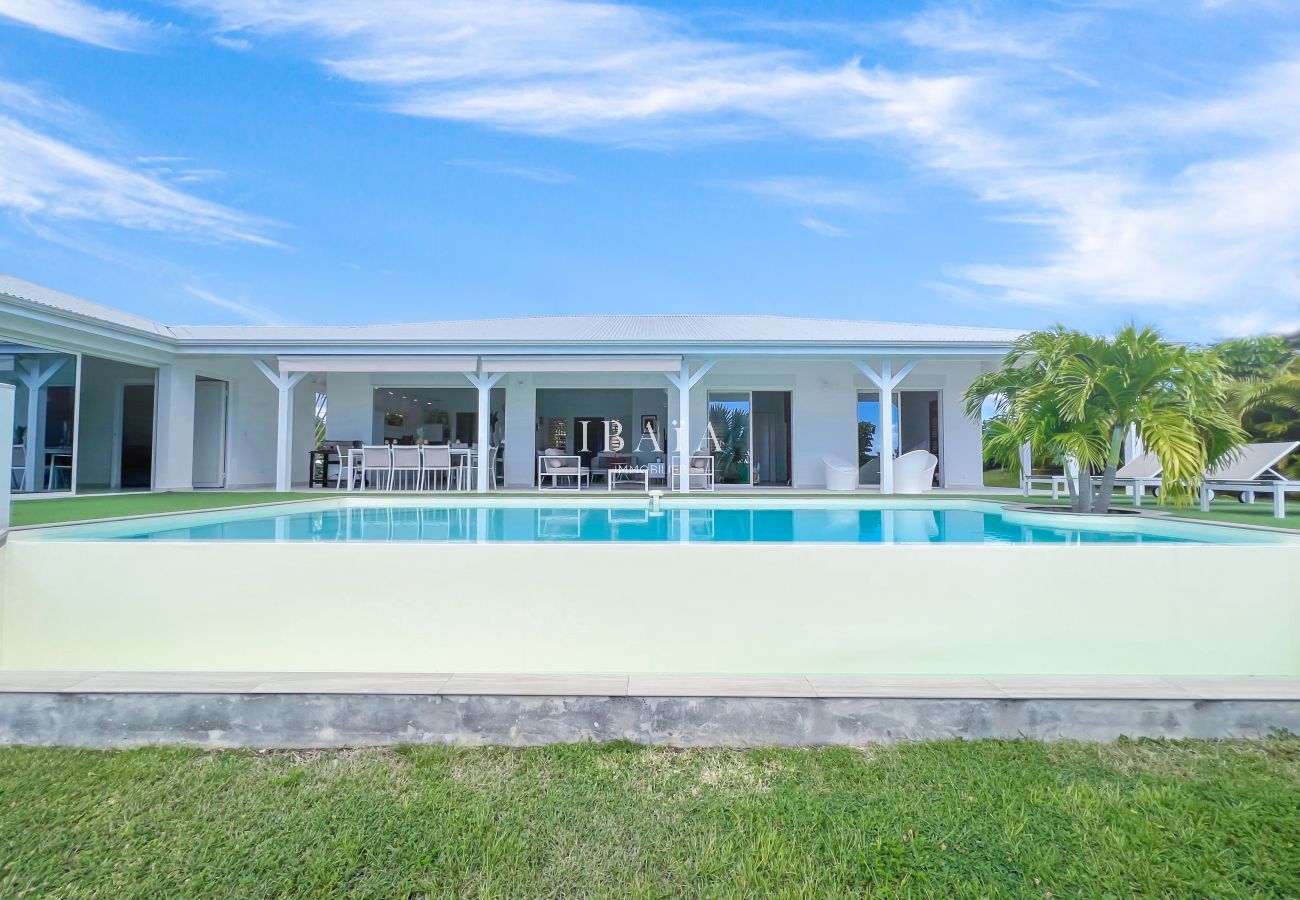 Beautiful infinity pool with unobstructed view and salt maintenance