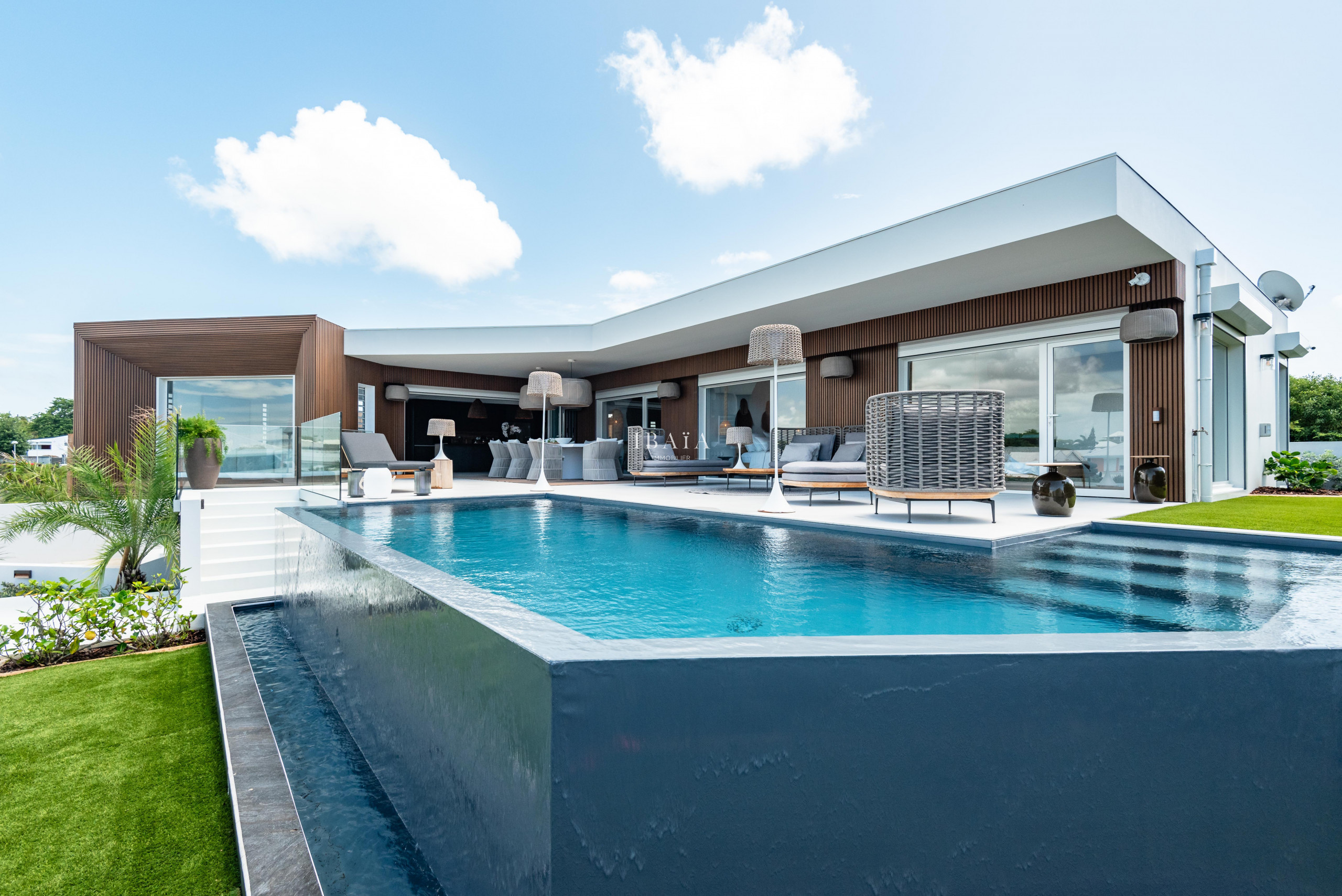 Vista de la piscina infinita y de la terraza