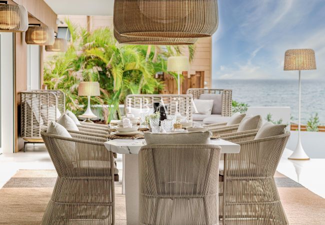 Magnífica mesa de comedor para 8 personas situada en la terraza frente a la piscina