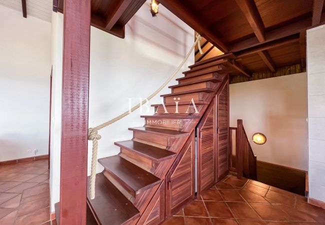 Hermosa escalera de madera tropical roja que conduce a la logia