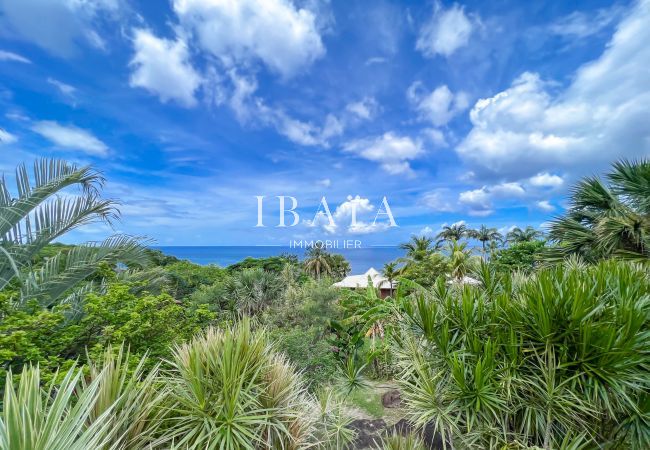 Magnífica vista de la piscina y el mar desde la terraza de la villa Karumaya