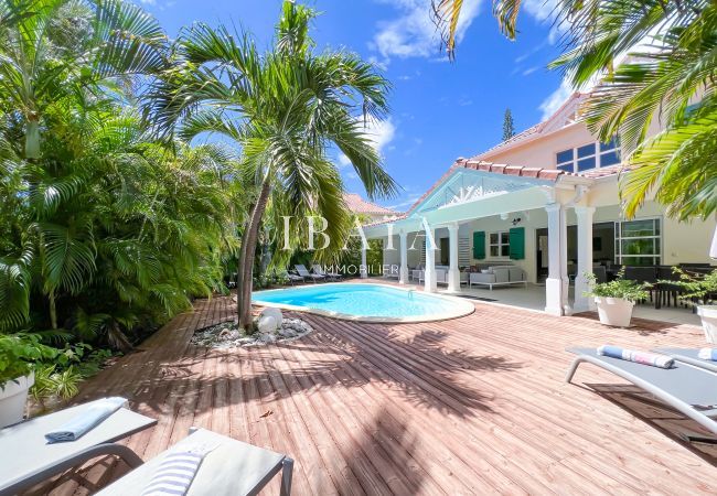 Gran terraza privada y piscina en medio de la vegetación