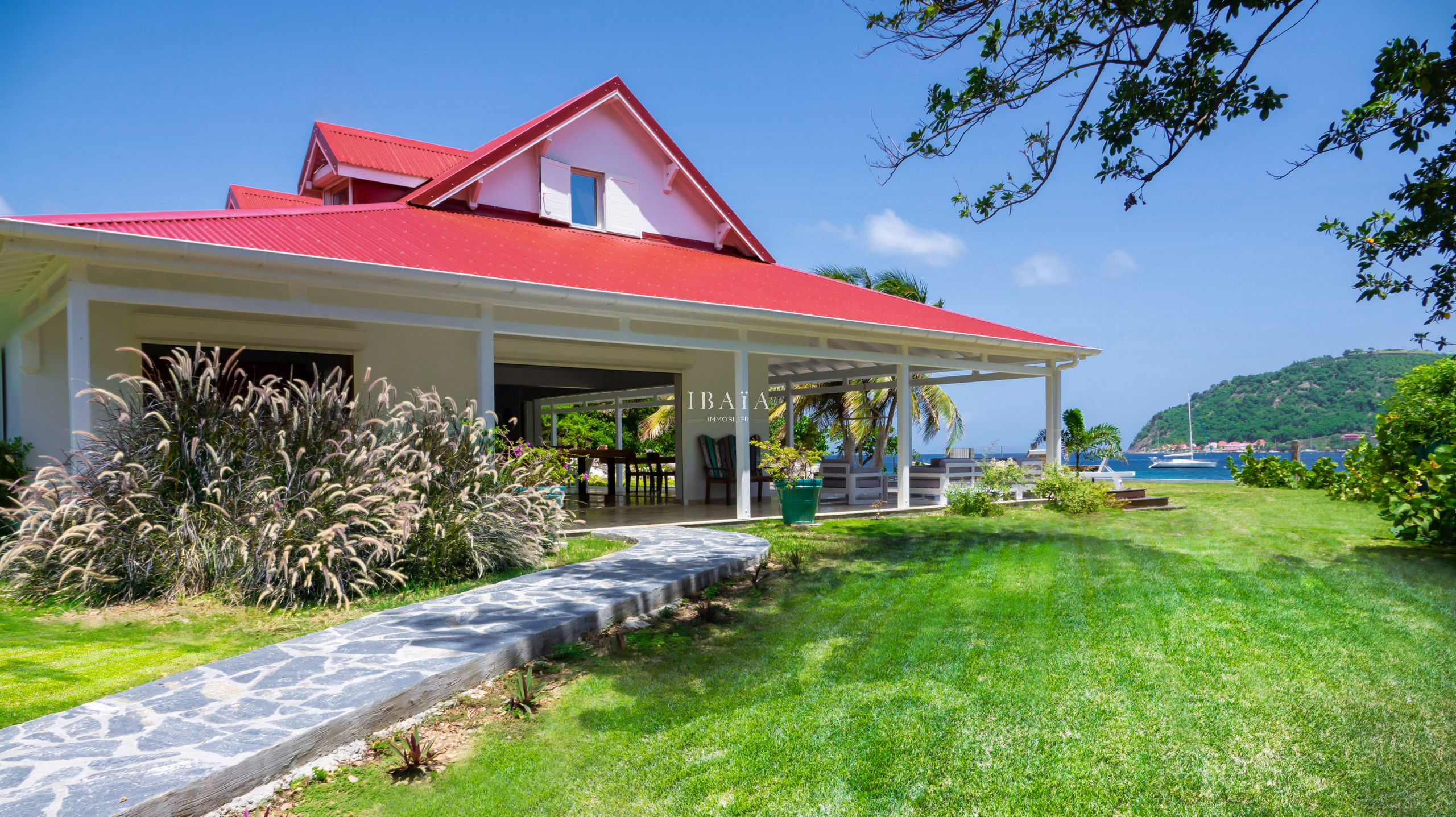 Alquiler de vacaciones de estilo colonial con vistas al jardín y al océano