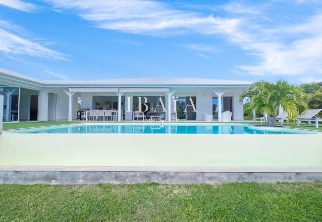 Preciosa piscina infinita con vistas despejadas y mantenimiento con sal