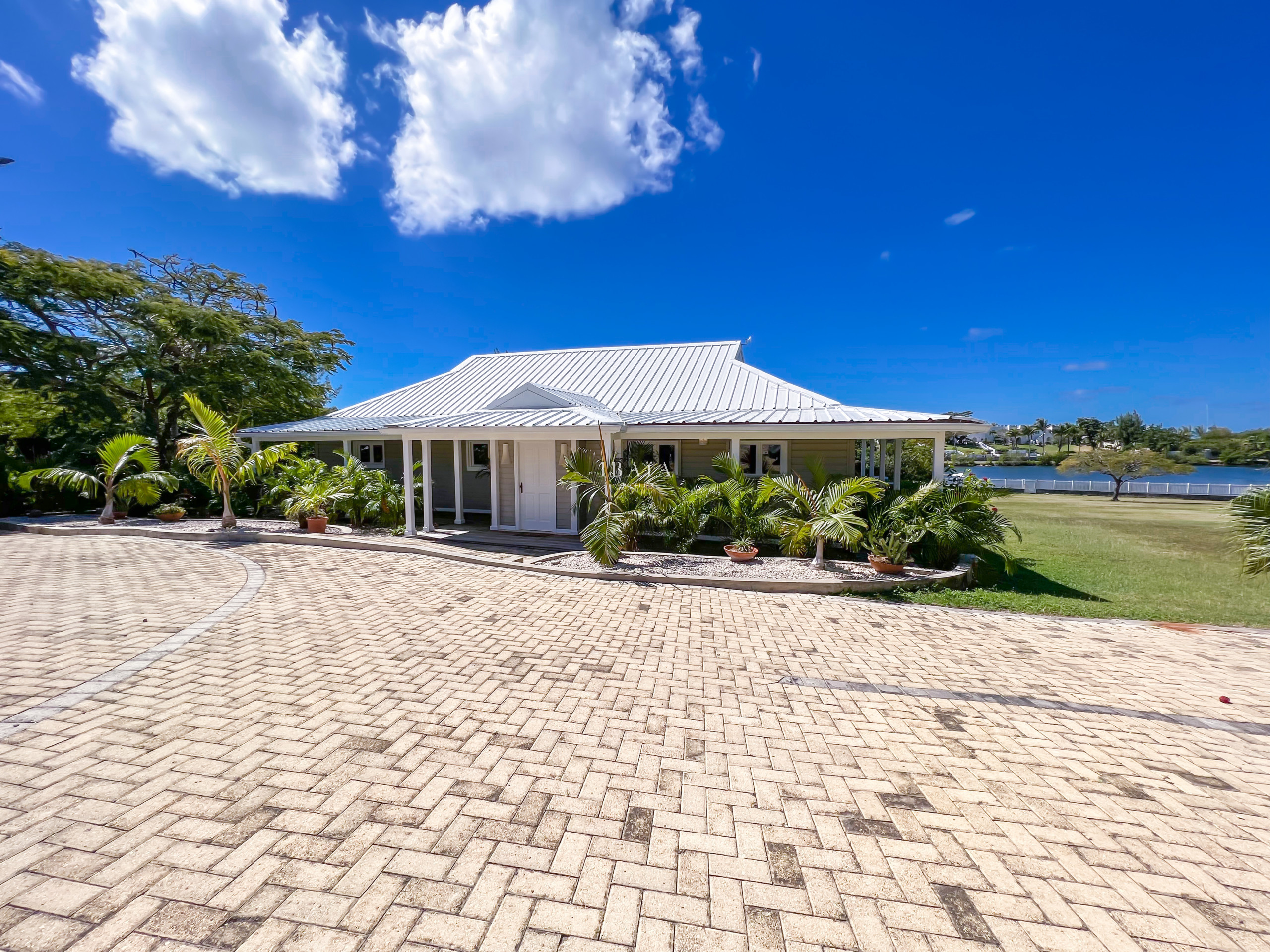Fachada de una villa de estilo colonial junto al mar Calzada pavimentada