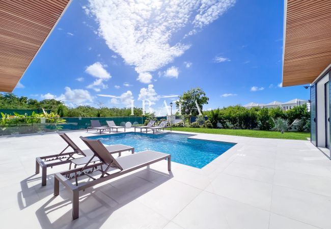 Villa moderna con piscina y cielo