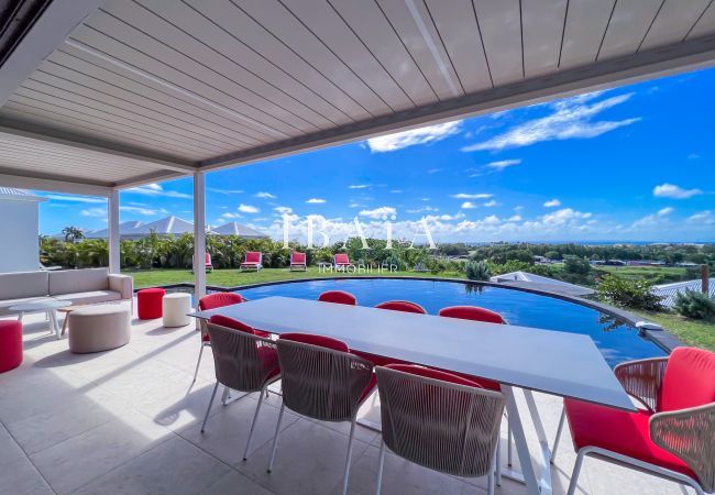 Terraza exterior con piscina