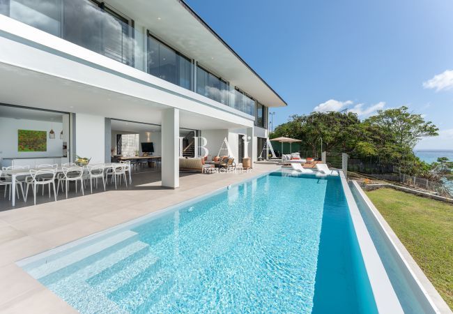 Villa moderna con piscina frente al océano