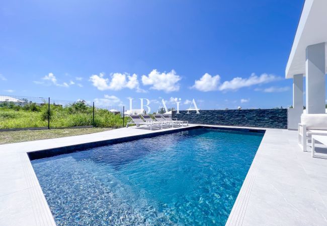 Villa moderna con piscina serena