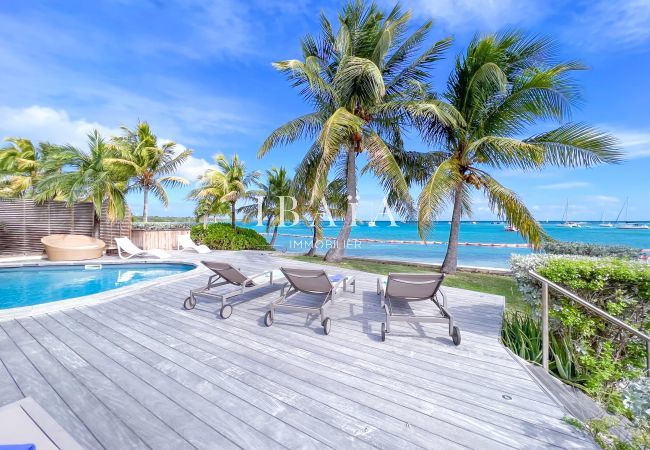 Vista de la piscina de Villa Halia