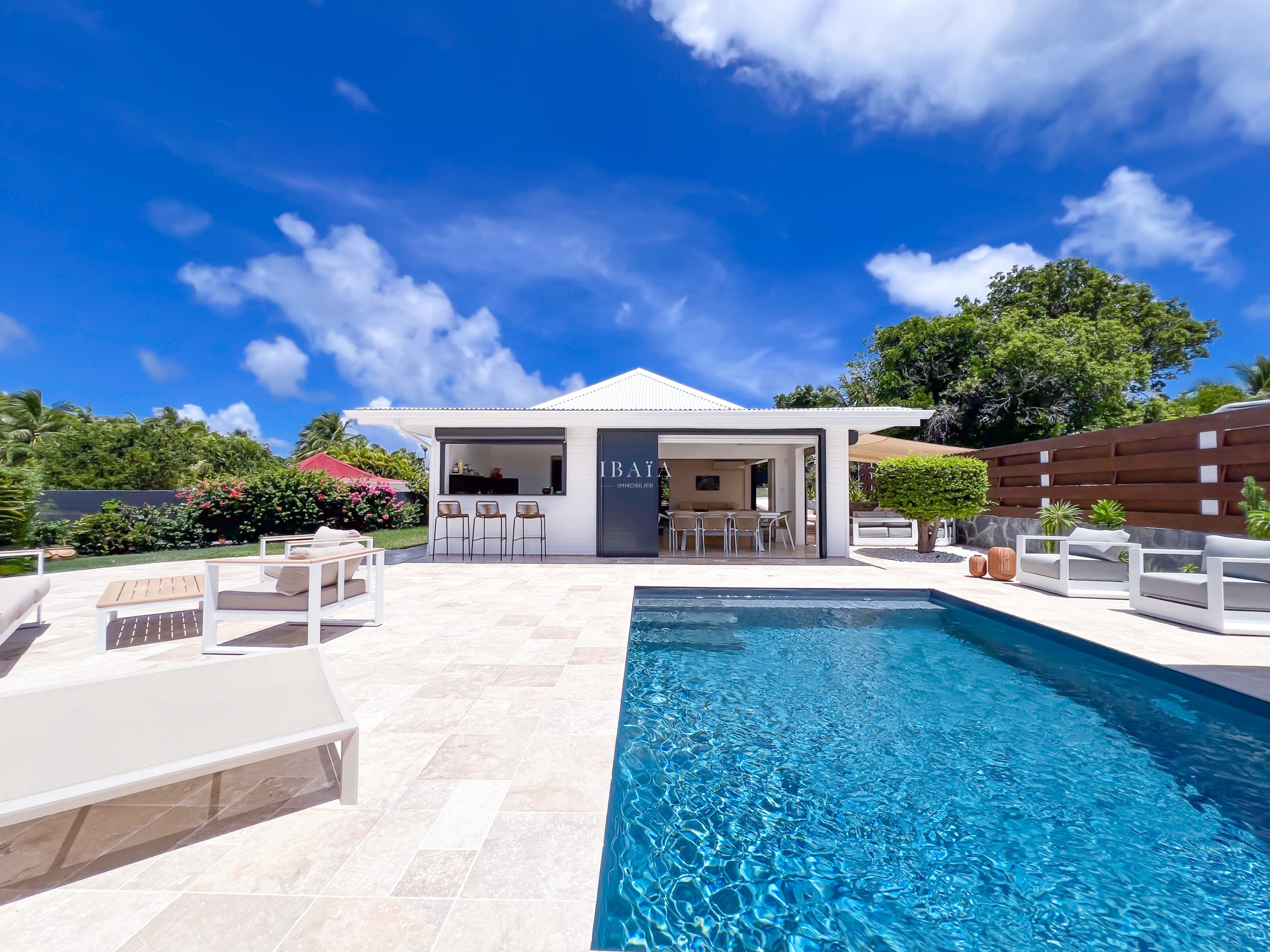 Piscina privada y terraza con estilo