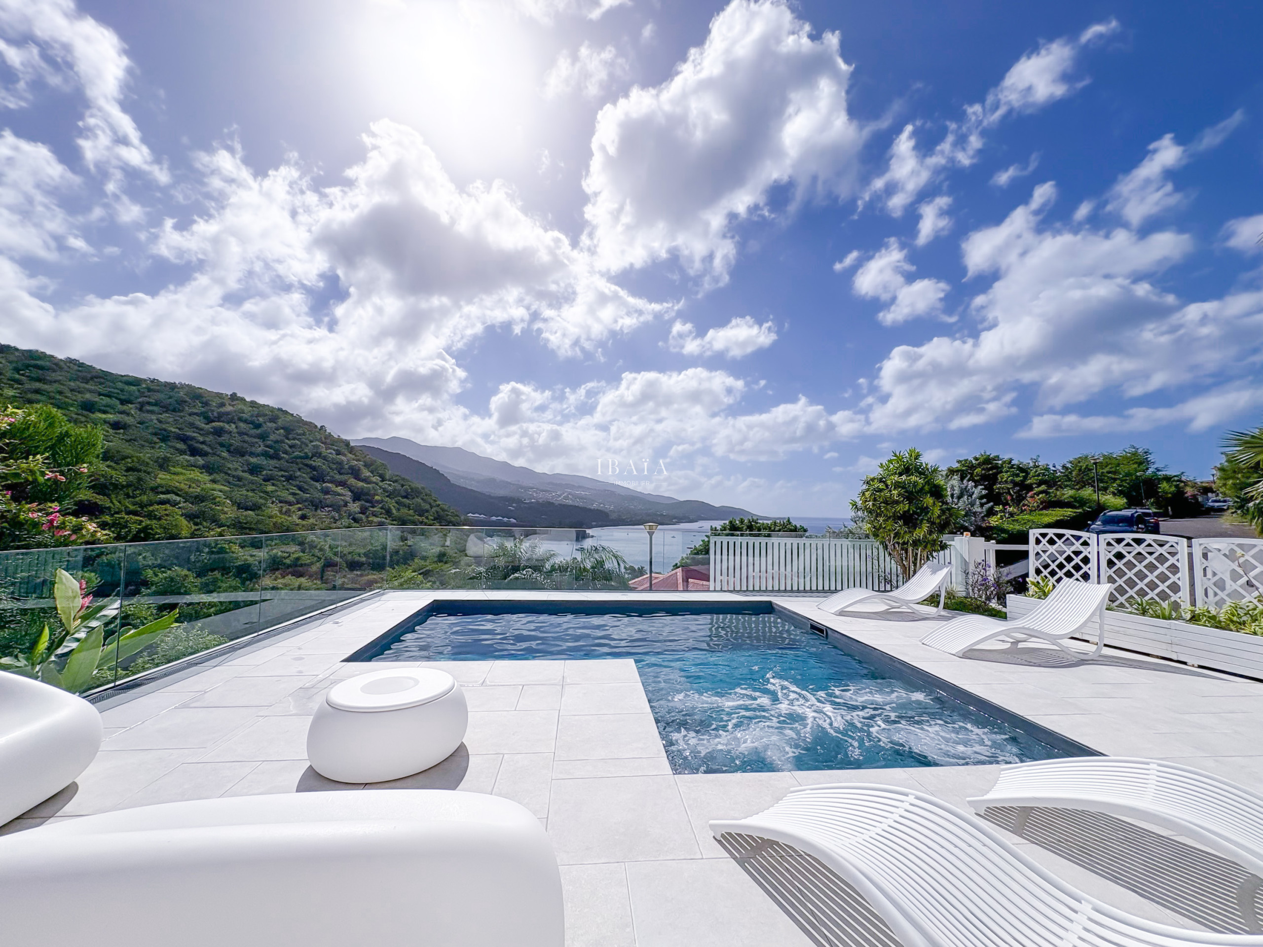 Piscina y jacuzzi con vistas al mar