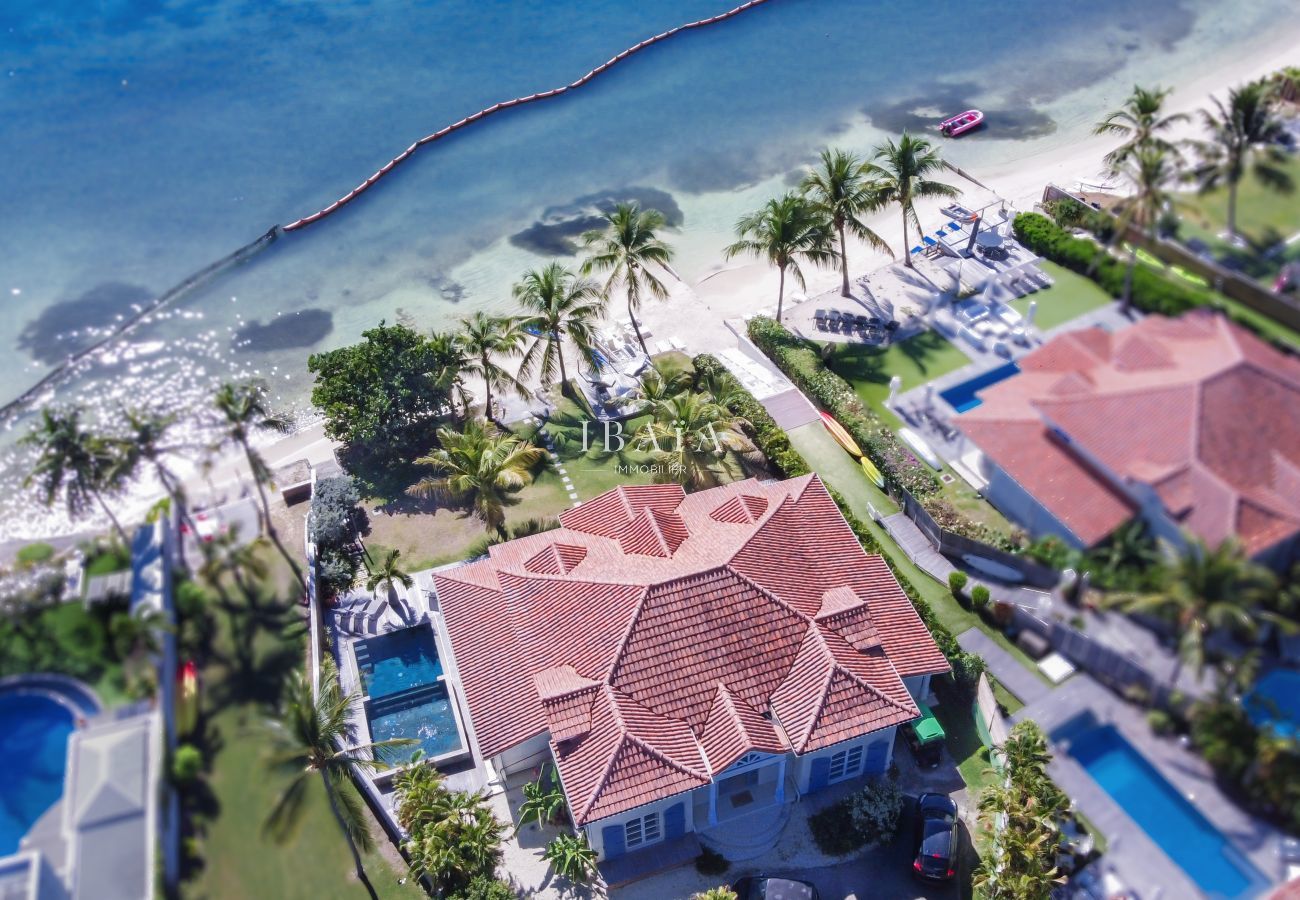 Vista con dron de la villa con playa, piscina, jardín tropical y mar en la laguna de Saint-François en un alquiler de alta gama en las Antillas