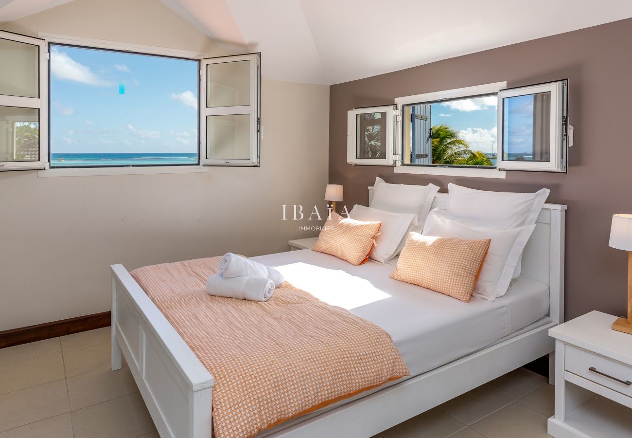 Amplia habitación en la 1ª planta con cama de matrimonio y ventana con vistas al mar 