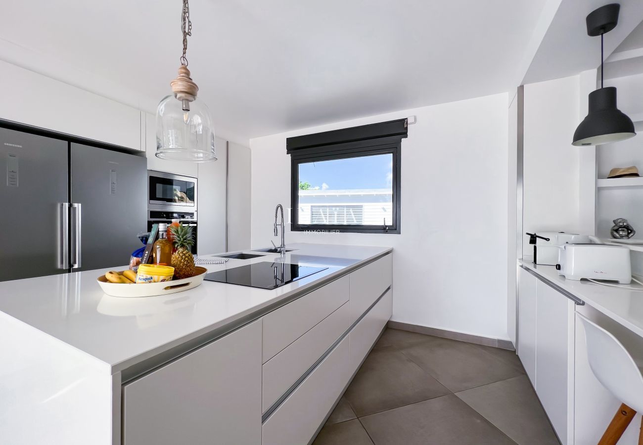 Magnífica cocina abierta totalmente equipada con vistas despejadas