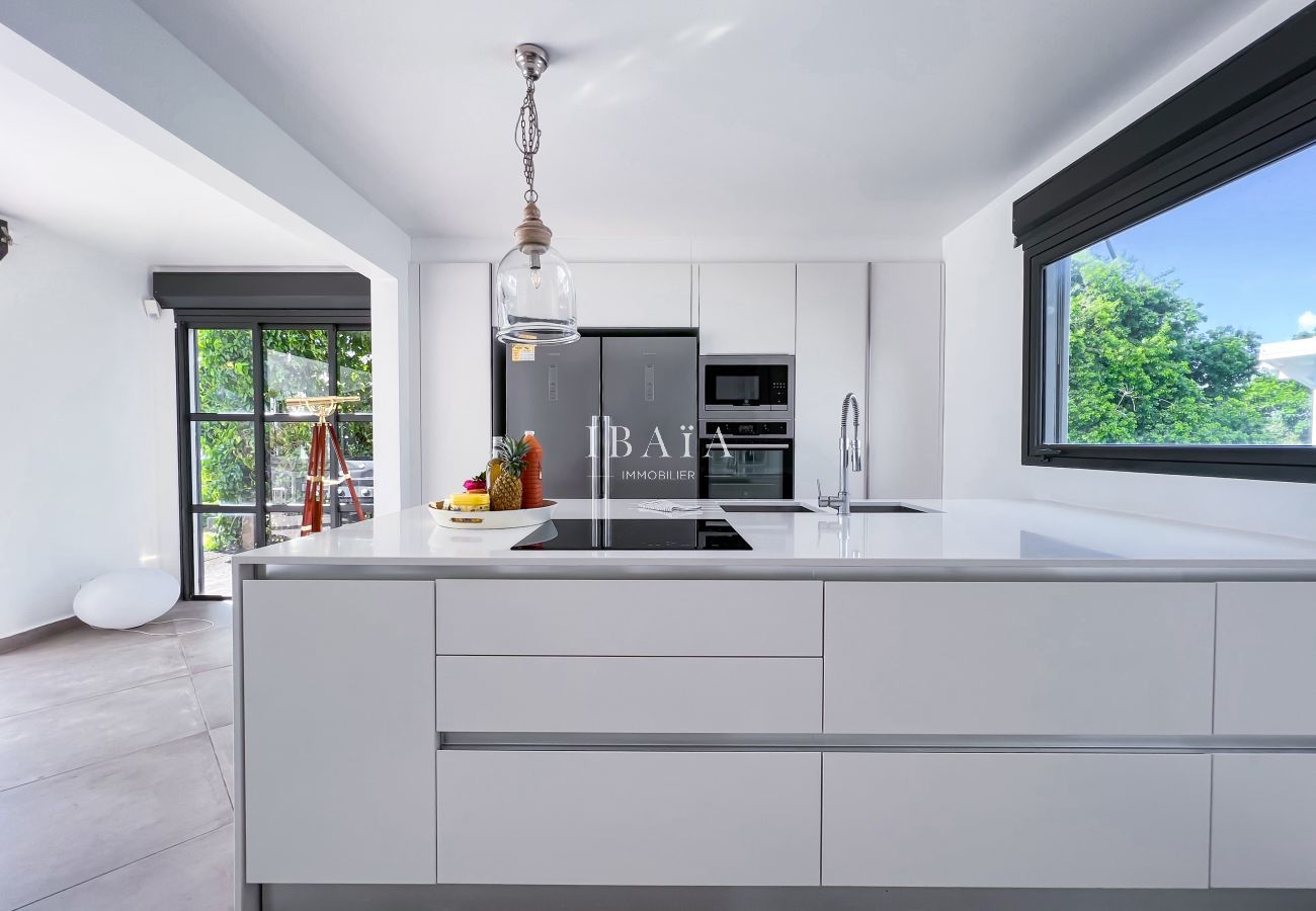 Magnífica cocina abierta totalmente equipada con vistas despejadas