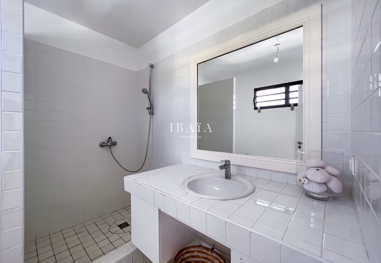 Cuarto de baño con ducha italiana y gran lavabo