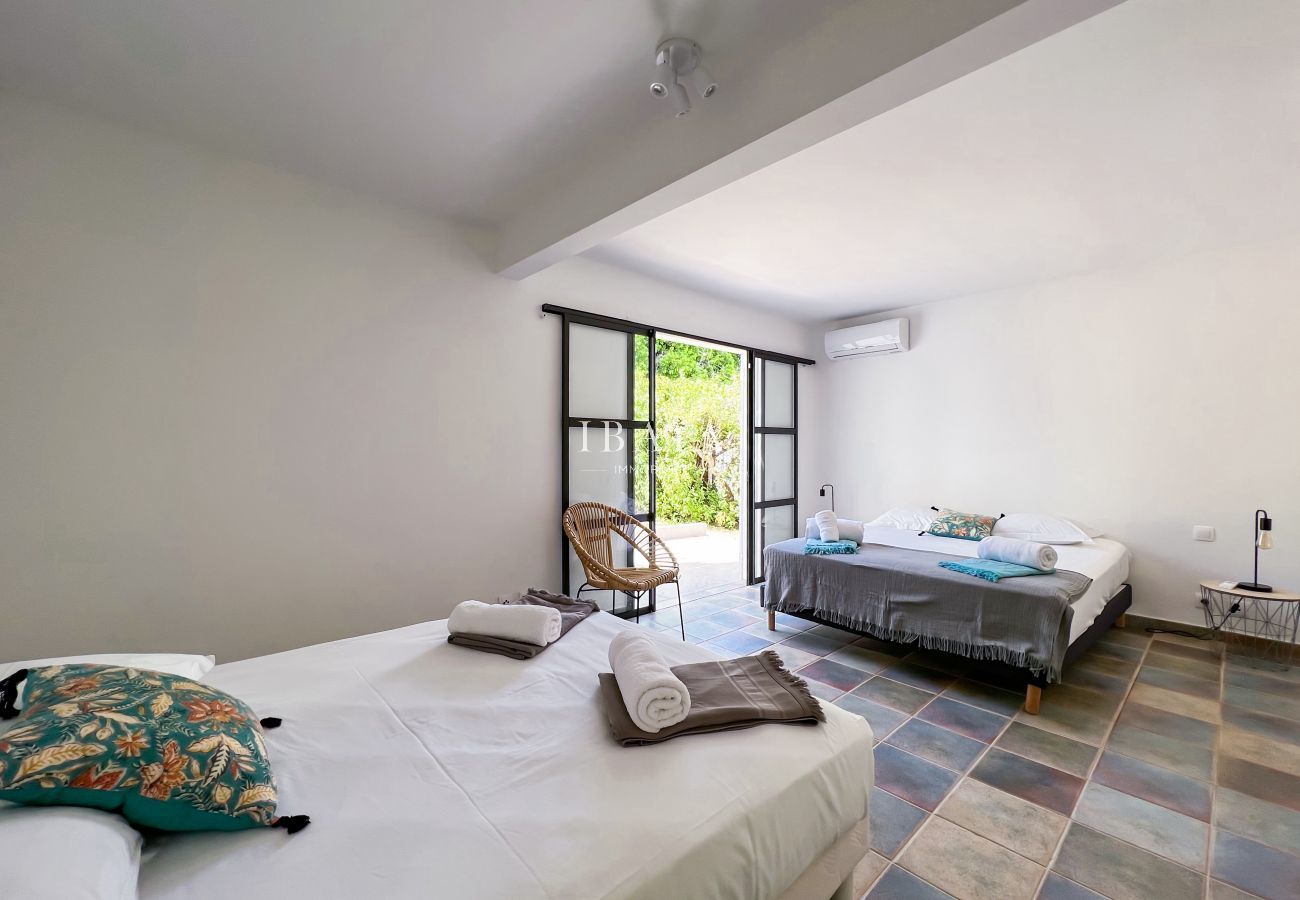 Habitación amplia, luminosa y finamente decorada