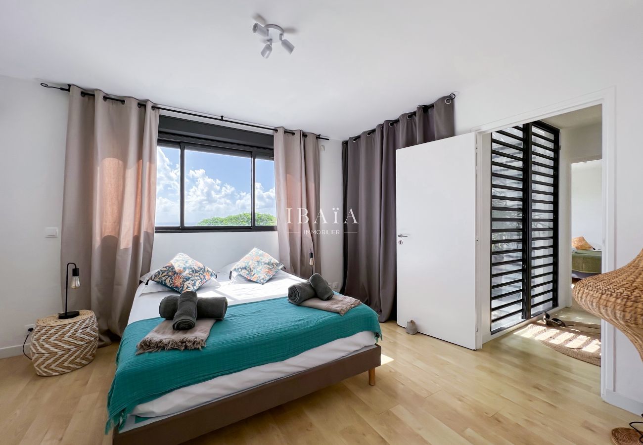Habitación amplia, luminosa y finamente decorada