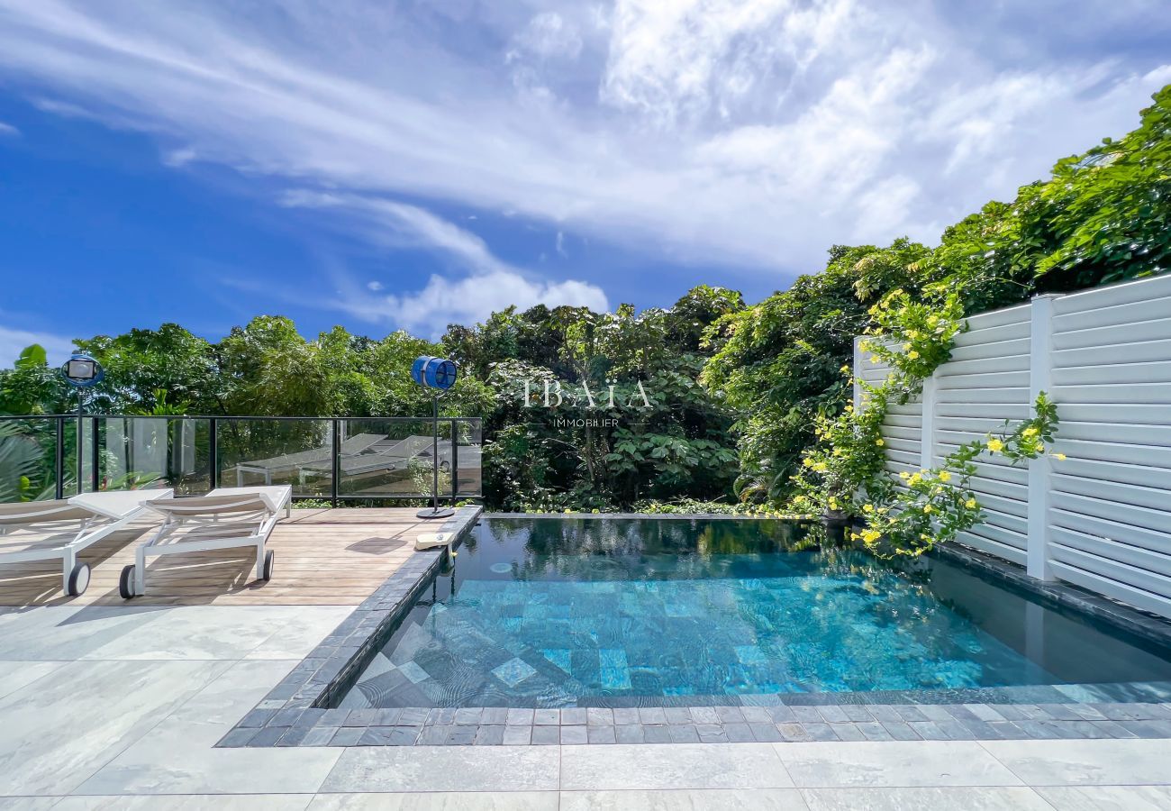 Espléndida piscina infinita inspirada en el estilo de Bali