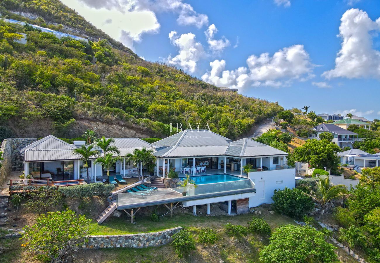 Preciosa villa espaciosa con piscina y vistas al mar 