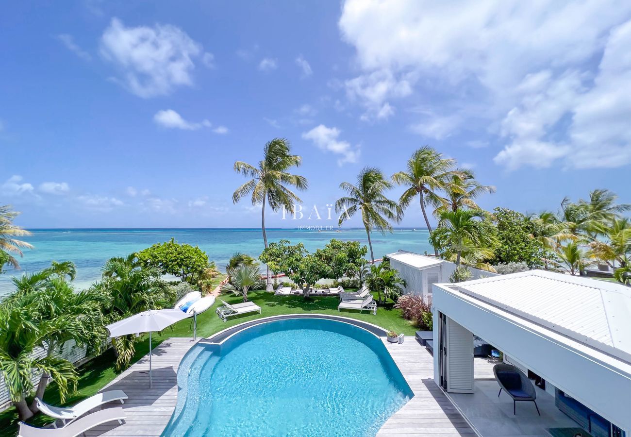 Vista desde el balcón de la habitación en el primer piso al mar y la piscina infinita