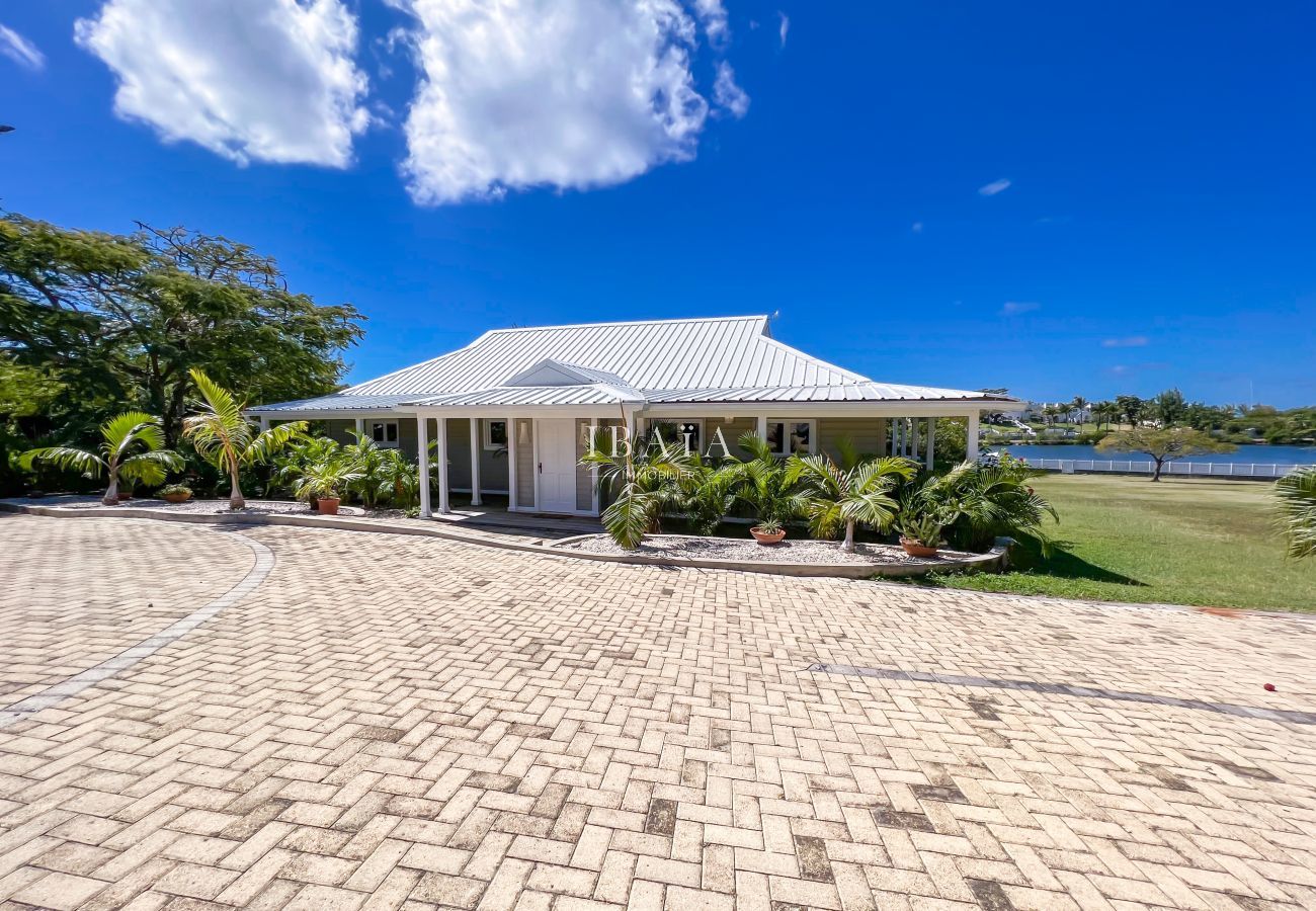 Fachada de una villa de estilo colonial junto al mar Calzada pavimentada